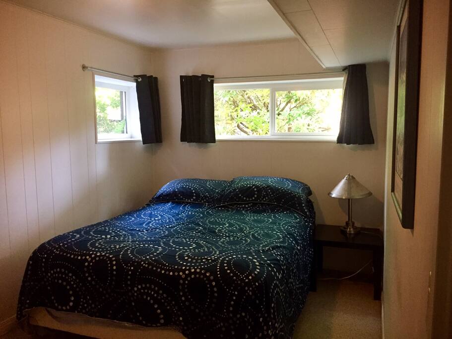 Garden view queen bedroom