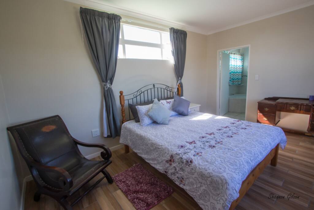 Main Bedroom (Upstairs)