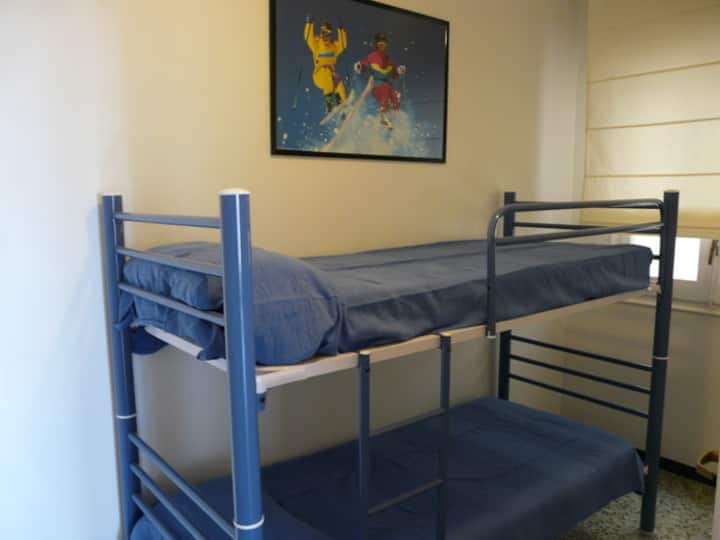 מיטת קומתיים בחדר השינה 