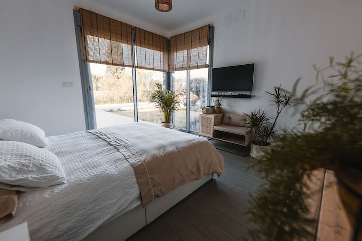 chambre principale avec vue sur la piscine