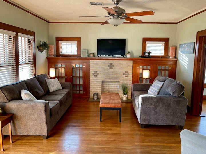 Cheerful Bungalow Sleeps 4- Extended Stay - Lawton, OK