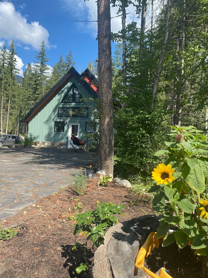 Hummingbird Haven Charming Cabin in the Mountains Cabins for Rent in