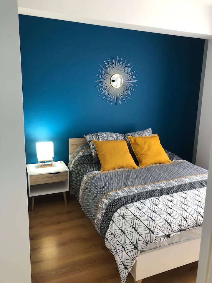 Bedroom with a 140/190cm bed, a nightstand