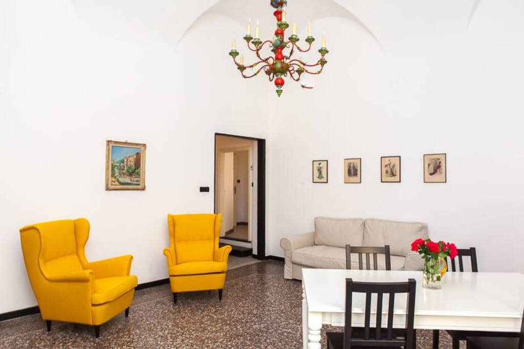 Ampio salone con divano letto