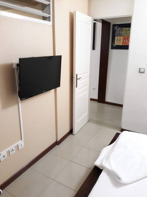Chambre avec téléviseur