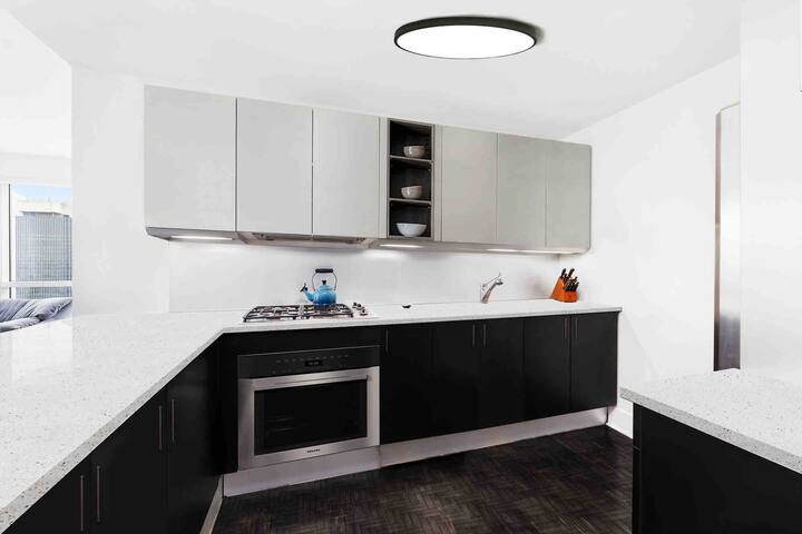 Luxury living XL spacious condo. Magnificent views gallery image 5