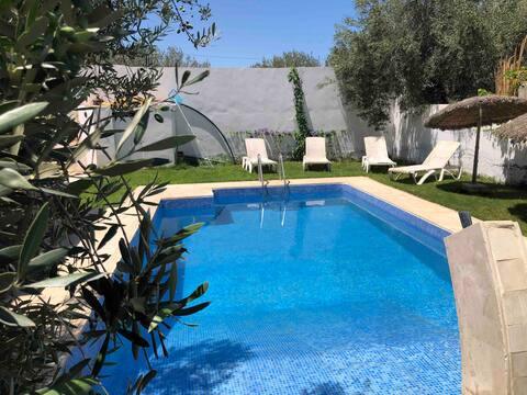 Villa  avec piscine à 250 mètres de la plage ☀️