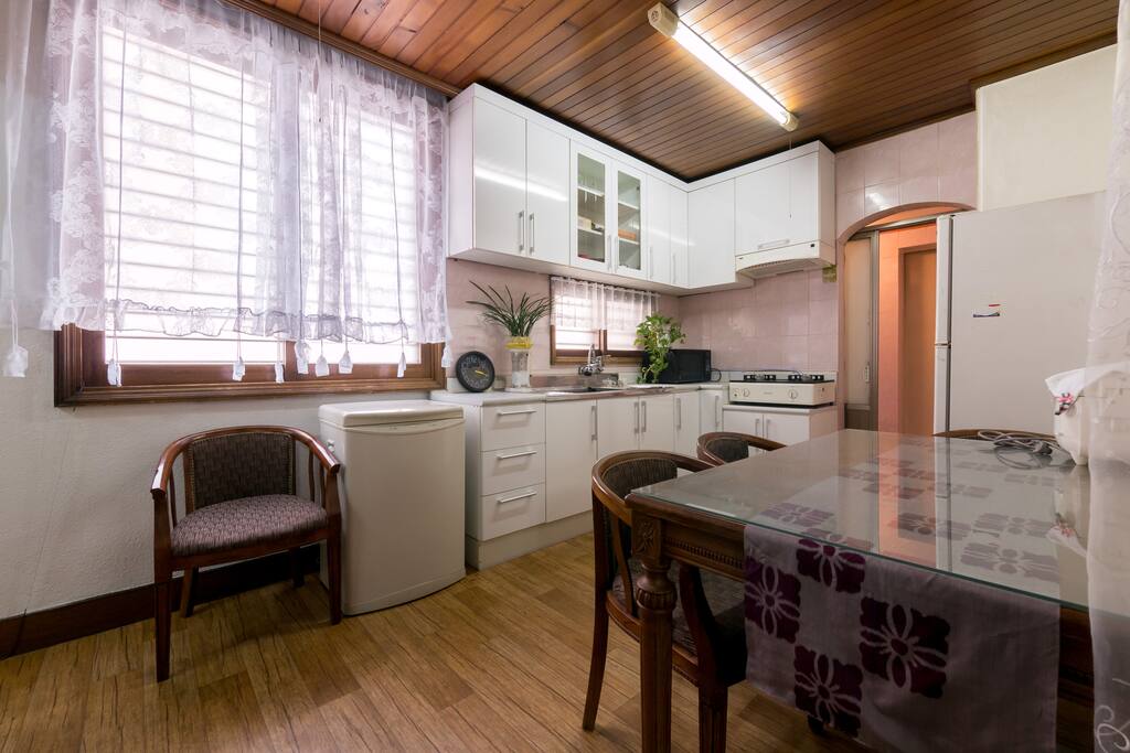 A spacious kitcken for 5 people