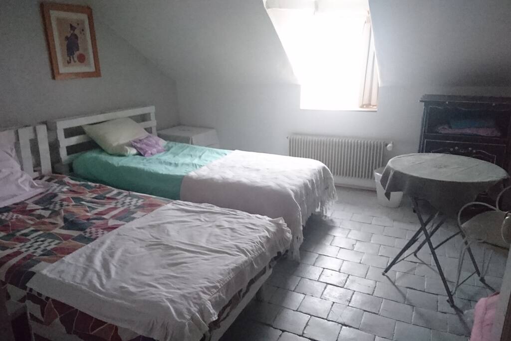 chambre avec 2 lits de 90 cm literie neuve
