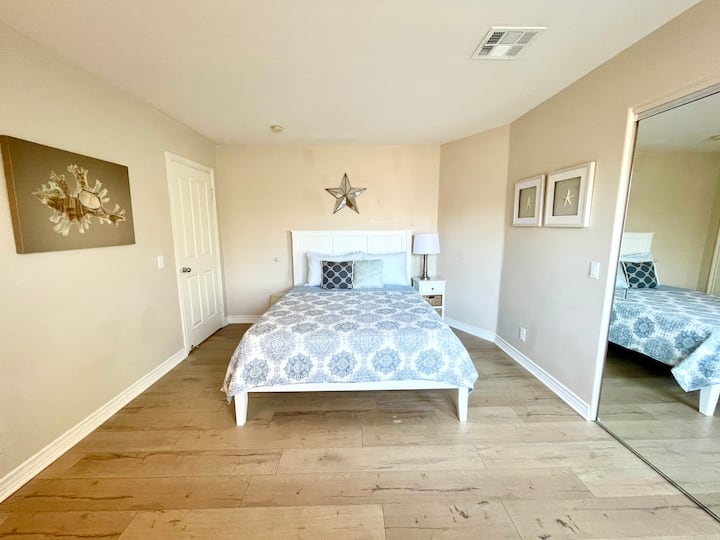 Dhoma e tretë e gjumit me krevat dopio "queen" dhe dyshek të rehatshëm me shkumë.