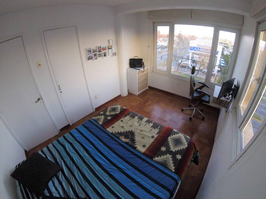 Dormitorio y espacio de trabajo / Quarto e espaço de trabalho