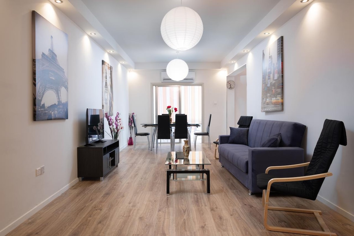 סלון מרווח וחדר אוכל עם יציאה למרפסת הראשונה