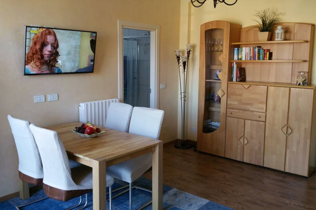 Wohnzimmer mit ausziehbarem Tisch