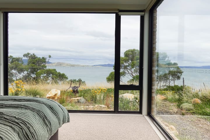 Waterfront ‘Tupelo’ with Sauna on Primrose Point gallery image 4