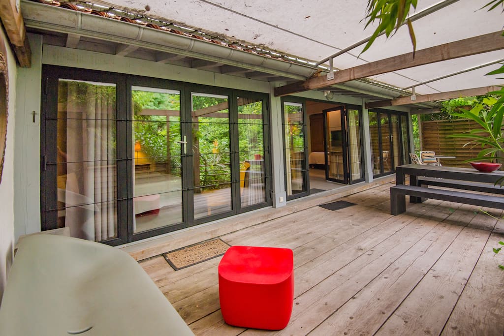 Baies vitrées donnant sur la terrasse privative