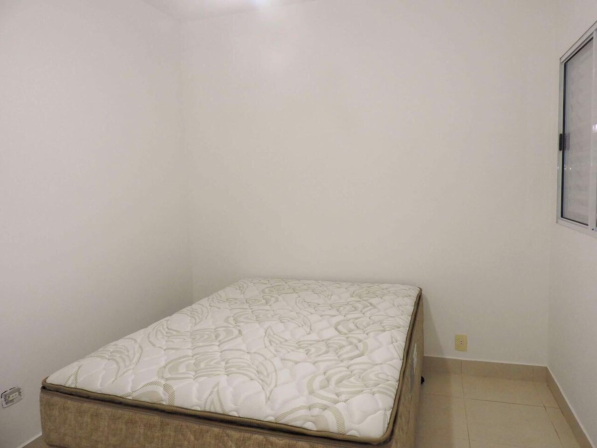 חדר עם מיטה זוגית