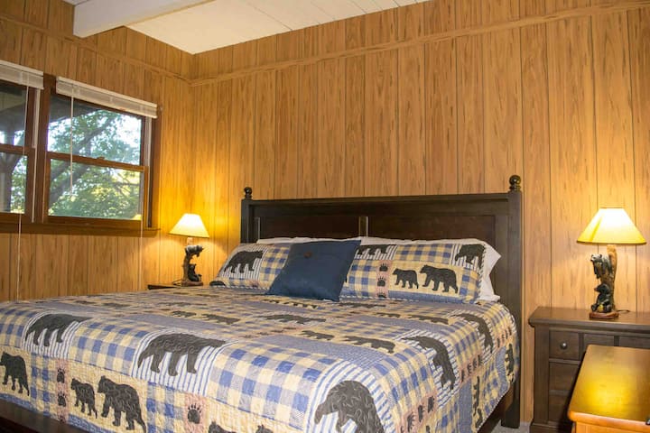 Habitación de osos con cama tamaño king y televisor inteligente de 32 pulgadas