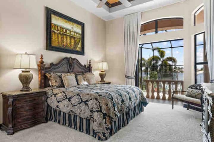 Главна спална соба со поглед на езерото и пристап до базенот