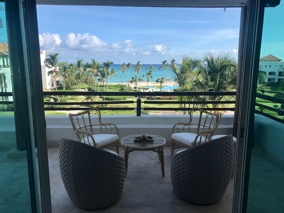 terraza y vista a la piscina y playa privada