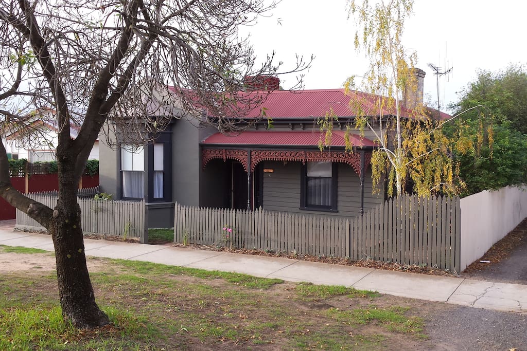 Street view of Glenlee with shared driveway to the right.