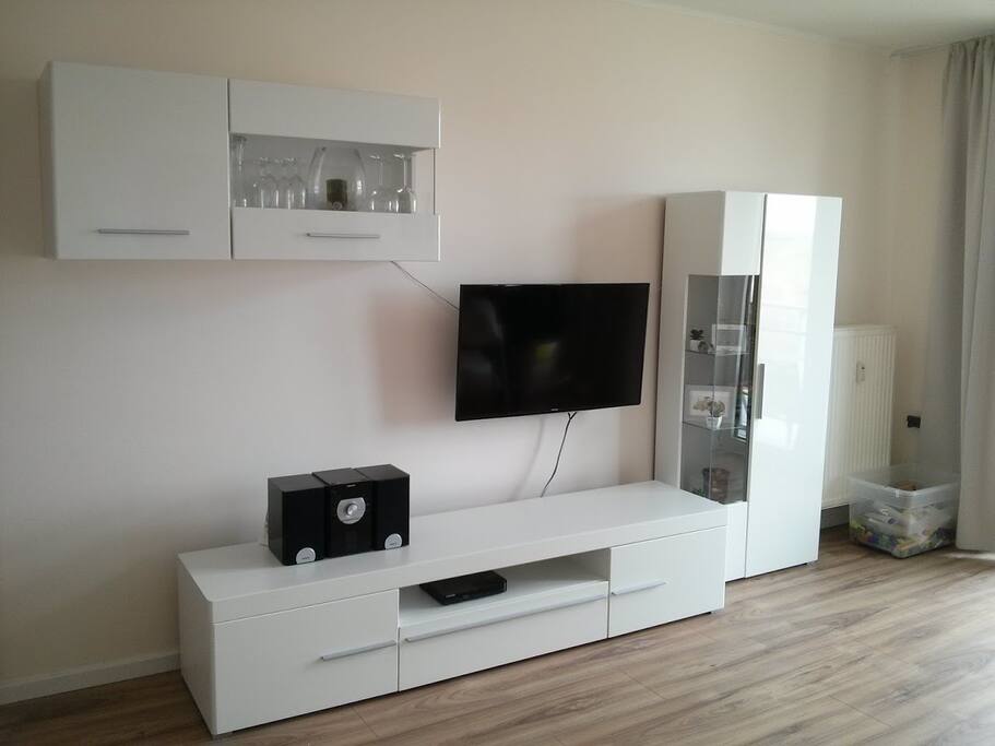 LED-Fernseher, BlueRay-Player und CD-Player mit USB Anschluss sowie viele DVDs