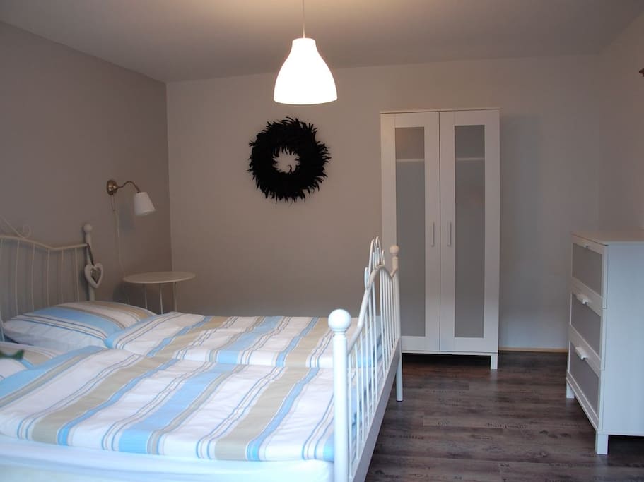 Schlafzimmer 1