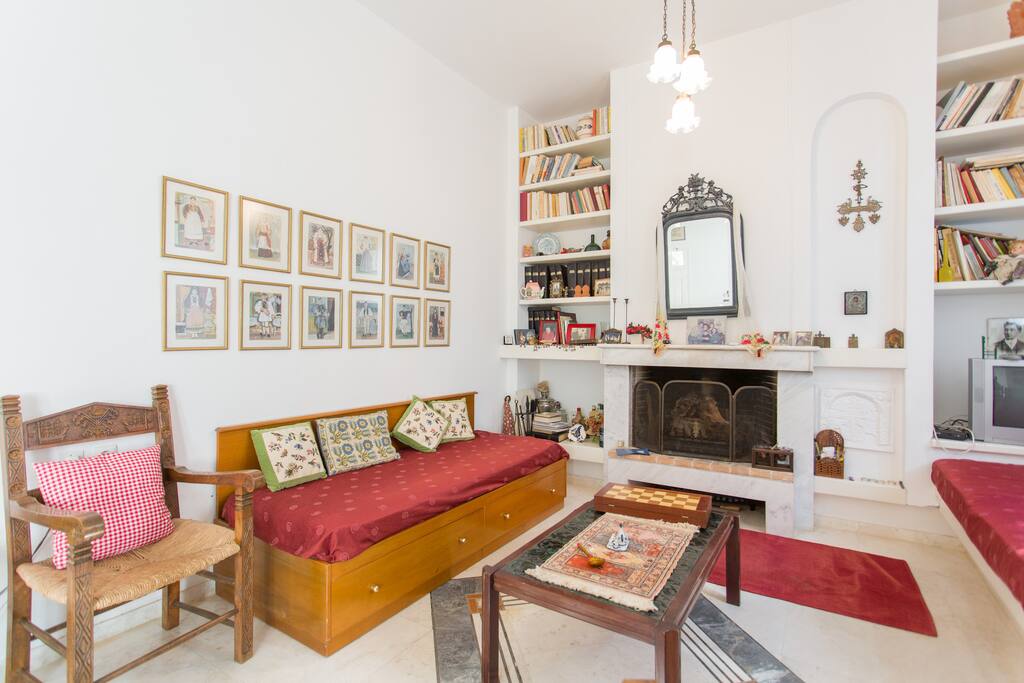 The main living toom with the fireplace