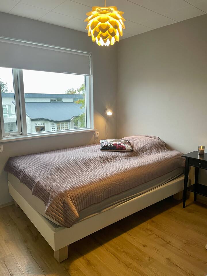 מיטה בגודל 140 ס"מ באחד מחדרי השינה