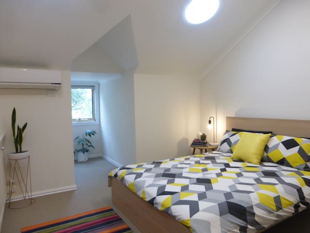 Private room with ensuite - minutes from CBD