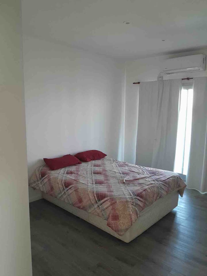 Druhá izba s manželskou posteľou, klimatizáciou a východom na balkón.