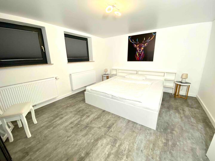 Dormitorio con cama doble grande. 