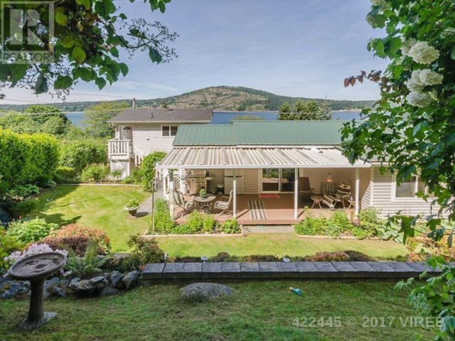 Amazing ocean view with a 5 minute walk to the beach