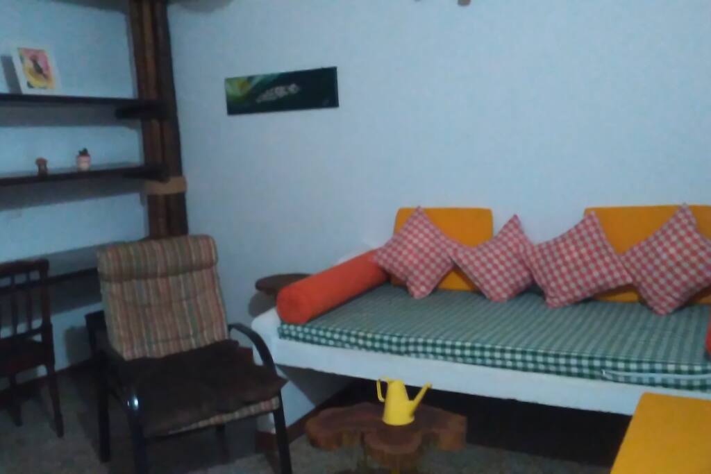 Espacio común con sofá cama