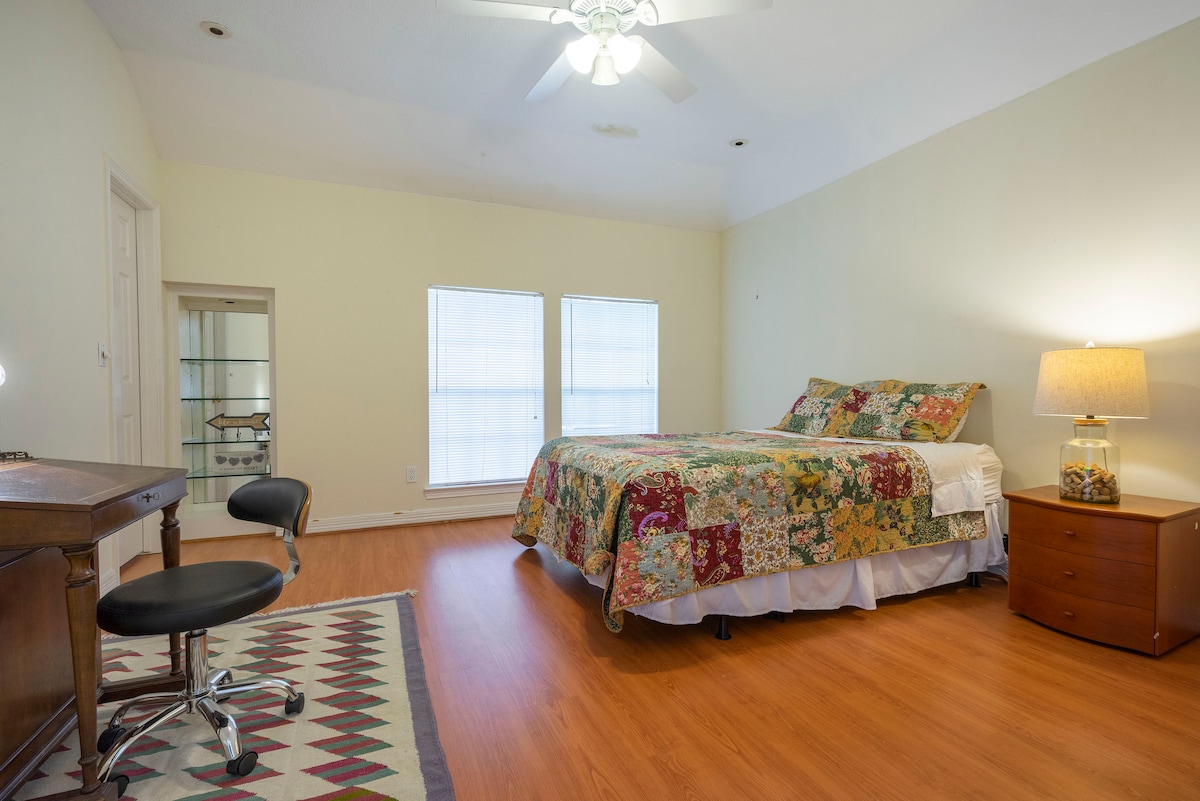 Chumba cha Tano cha kulala kina dawati la ukubwa wa Queen na kompyuta mpakato ya mbao lenye taa. 

Mapambo ya Jadi ya Nchi yenye Meza ya Pembeni na Taa. 