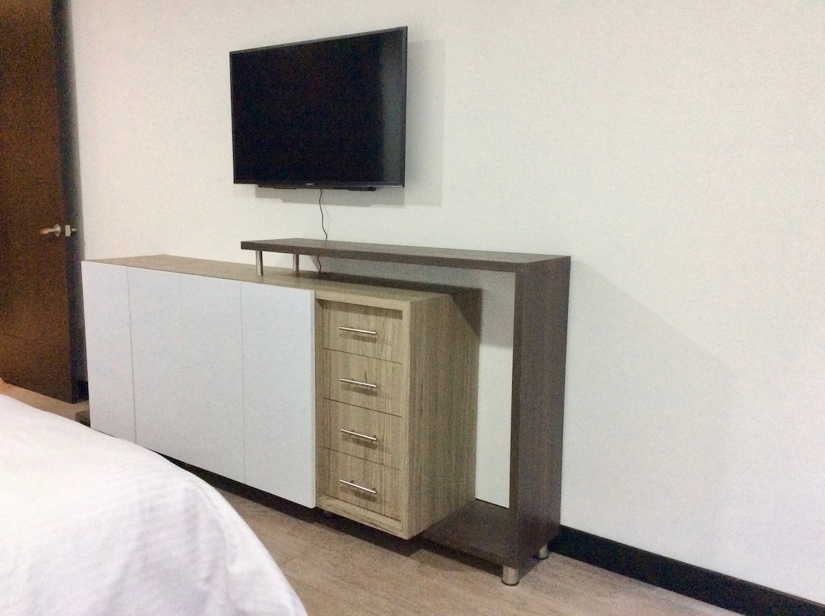 Hapësirë shtesë për ruajtje në dhomën e gjumit me televizor