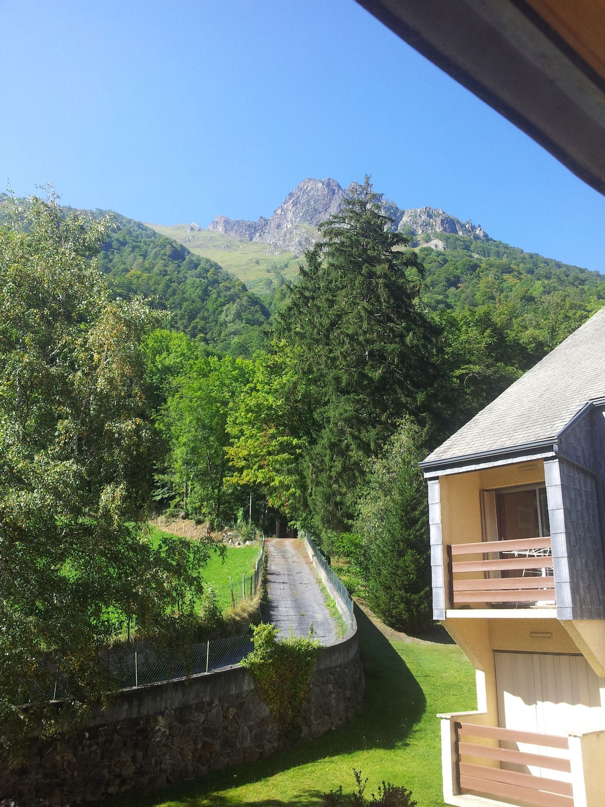 Annonce Airbnb populaire: Cauterets pleasant triplex Nature side sheets +serv à Cauterets