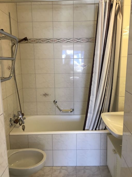 Badezimmer mit großer Wanne und Handtuchheizung - Bathroom with big tub and towel heater