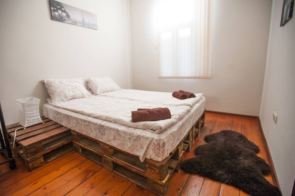 Bedroom 1 with queen bed and cofortable memory foam mattress!