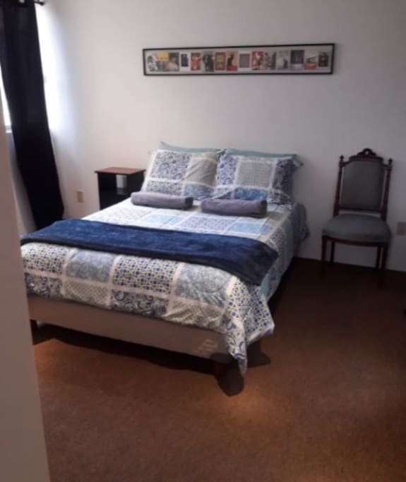 El cuarto cuenta con ropa de cama, un escritorio con silla y un closet vacío.
The room is fully furnished, has a desk with a chair and an empty closet.