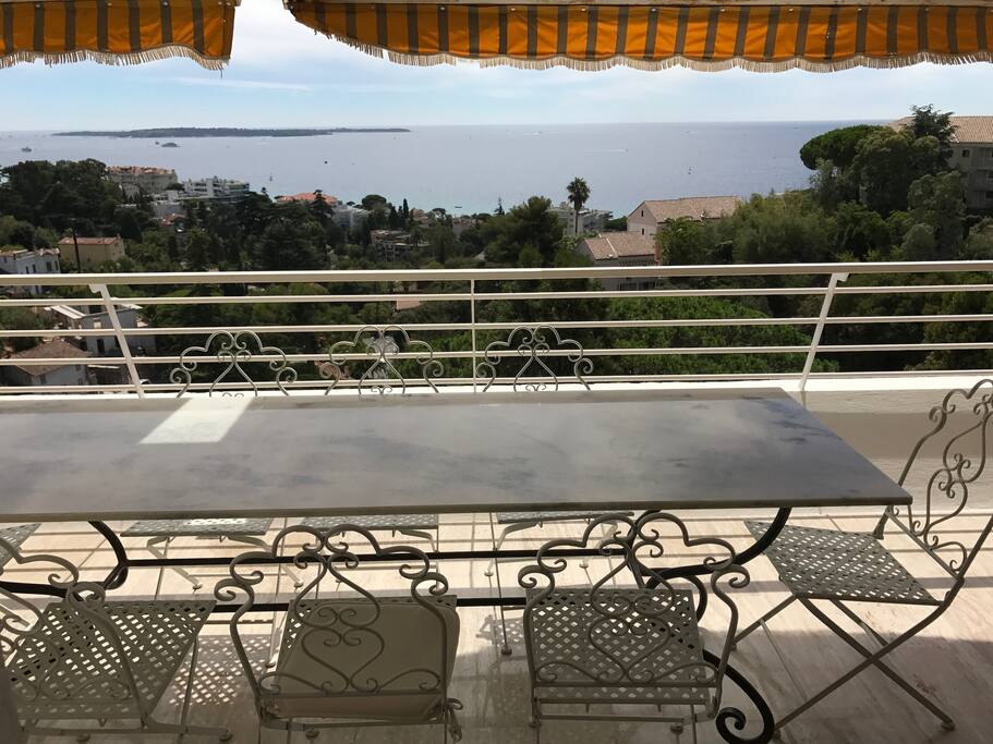 Terrace and view of the Isles des Lerins.