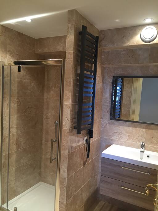 Full en-suite bathroom of bedroom 5