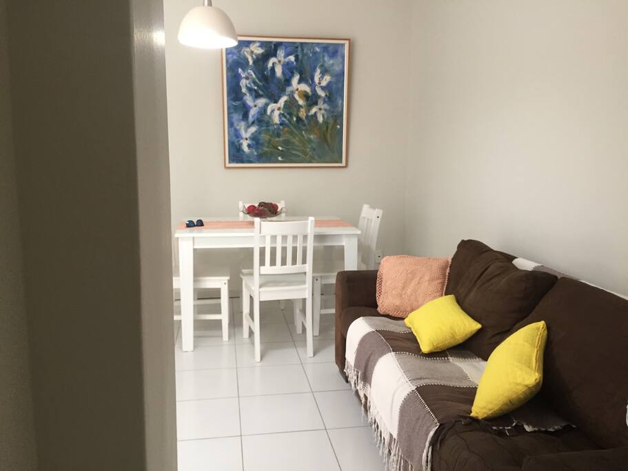 Sofá de 3 lugares e mesa de jantar