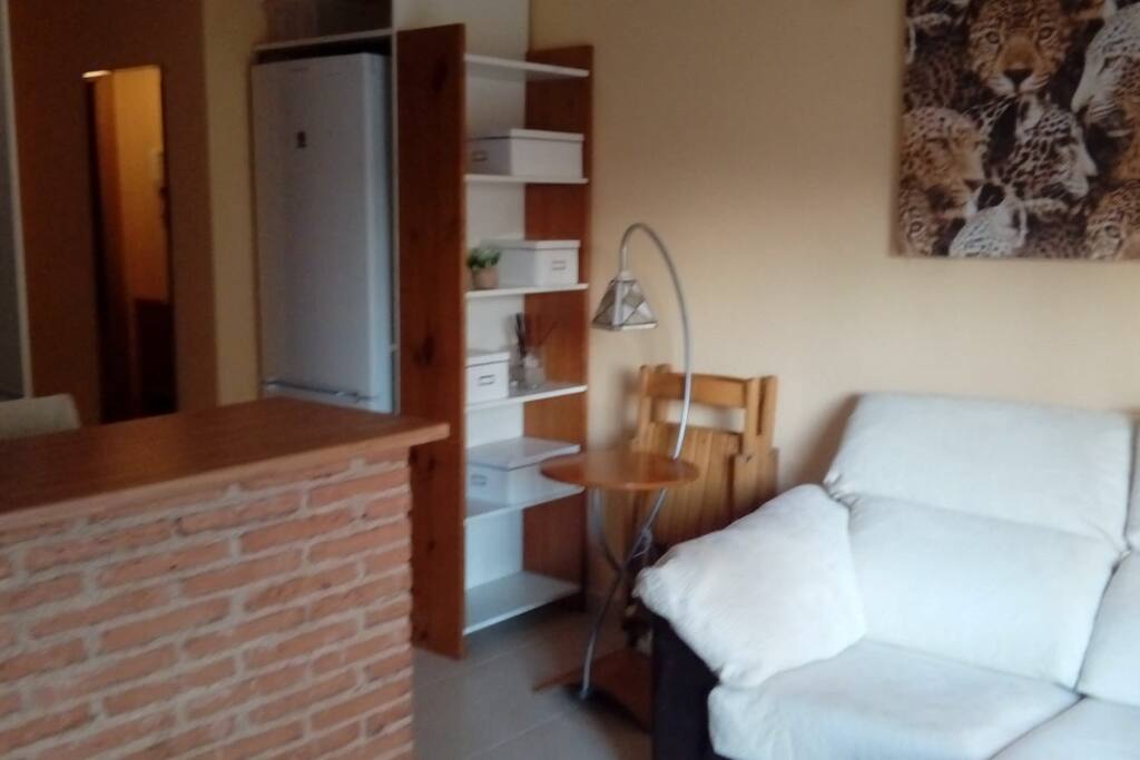 salón con sofá extensible