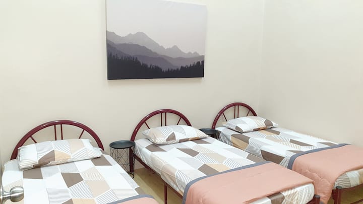 חדר שינה שני עם 3 מיטות יחיד