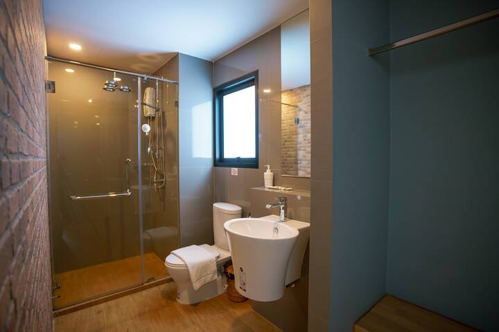 Whole floor, 5 Bedrooms near subway gallery image 4