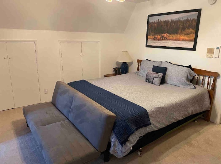 Camera da letto n. 2 con letto king-size e futon che potrebbero ospitare bambini piccoli. 