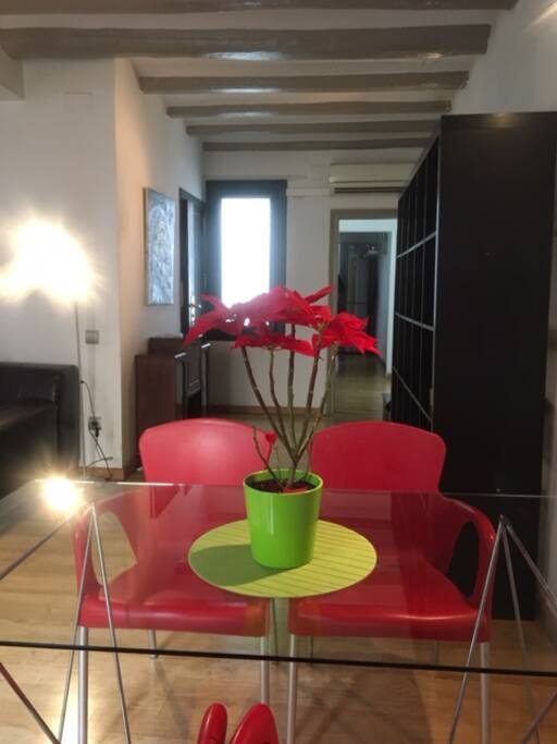 mesa comedor y zona de trabajo