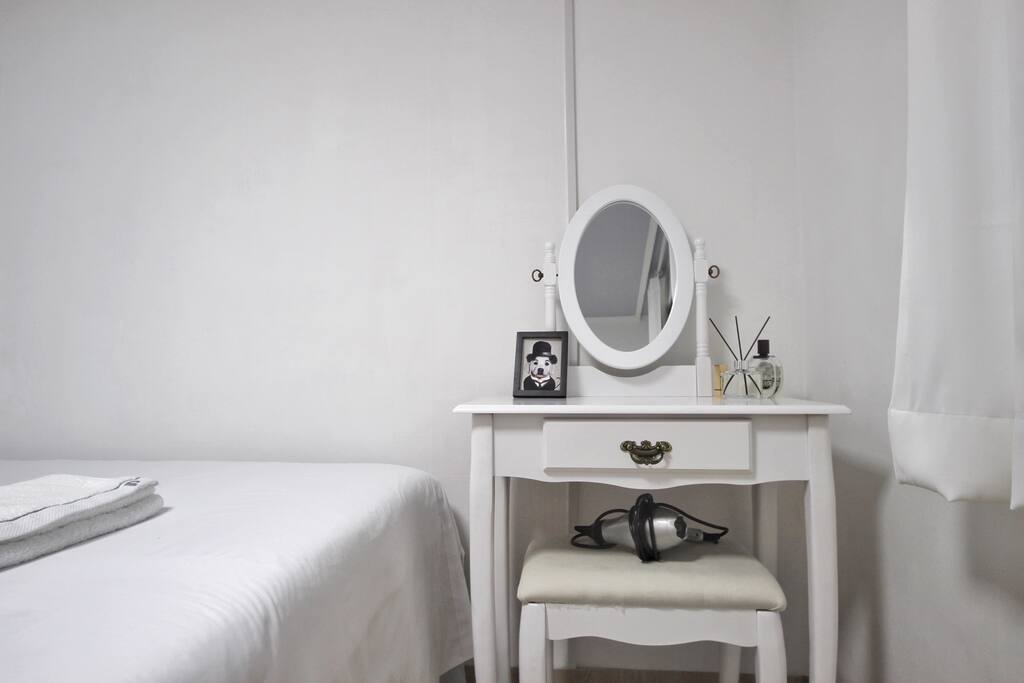 Fresh towels and other shower essentials(shampoo, bodywash, toothpaste, hairdryer) are provided!