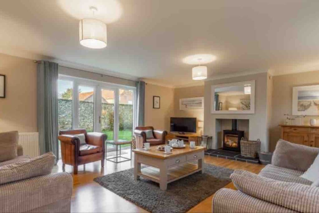 Lounge with seating for 8.