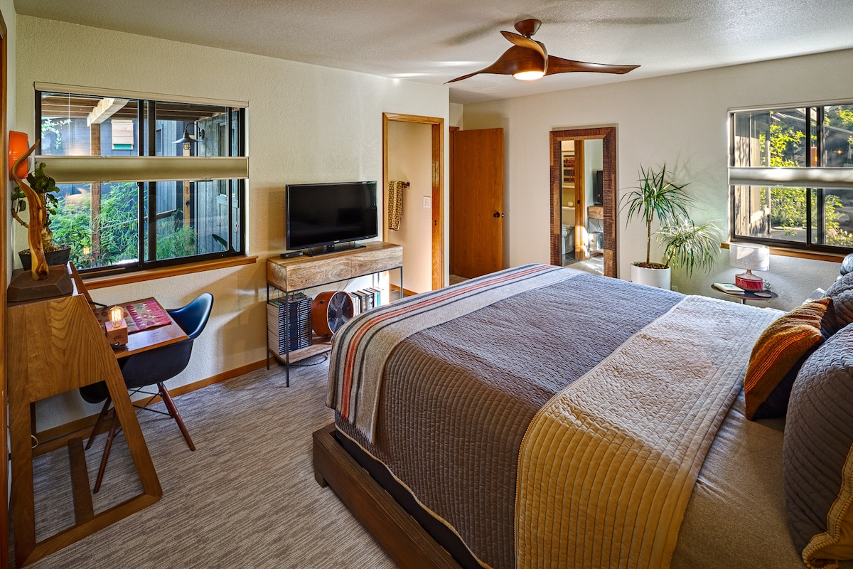 חדר שינה לאורחים מס '2 - מזרן קליפורניה קינג, עם חדר רחצה צמוד.